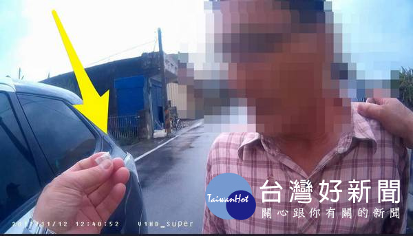 警方運用盤查技巧,讓男子心虛主動交出身上的毒品。(記者陳昭宗翻攝)