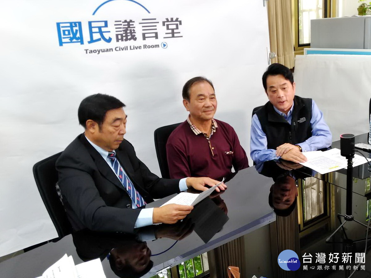前桃園農田水利會長李總集(中)、桃園市議員魯明哲(右)、李家興,抨擊民進黨政府將水利會長改官派是違反民主。