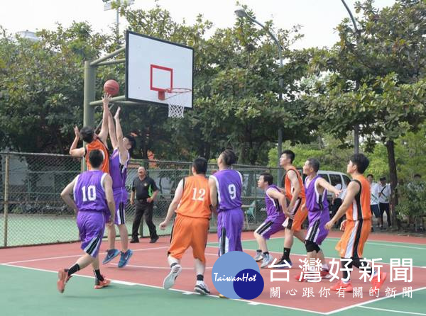 雲縣警局倡導警務人員正當休閒活動,舉辦106年局長盃籃球錦標賽,賽況精彩激烈。(記者陳昭宗拍攝)