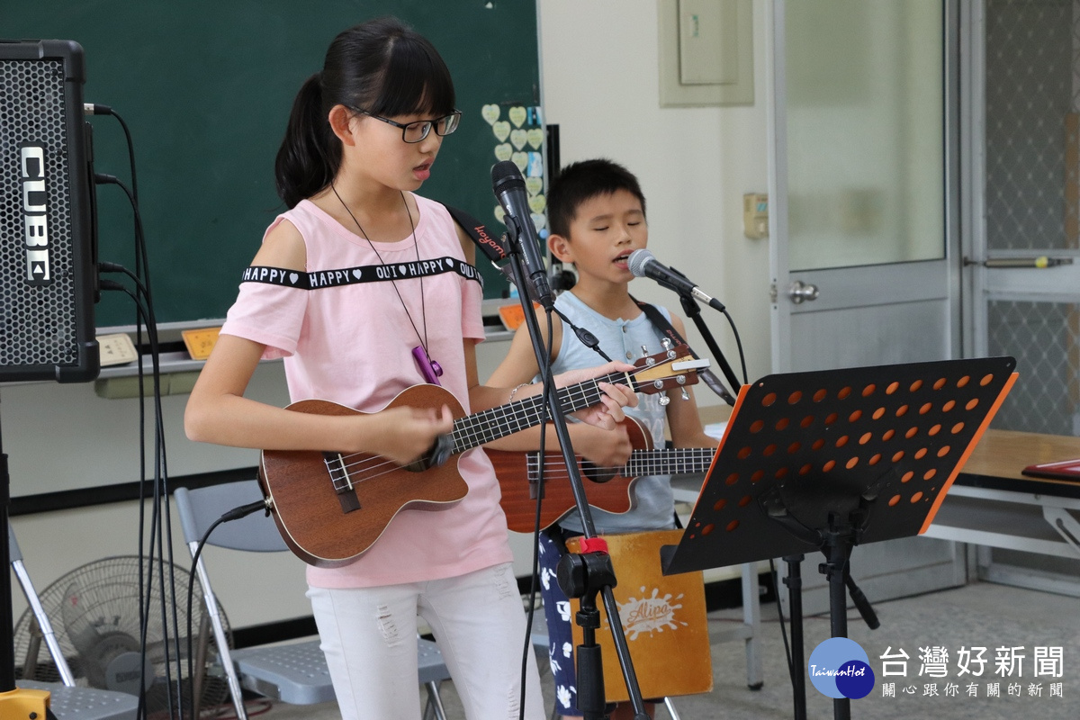 知名街頭藝人「J&K Ukulele雙人組」,分別是13歲及10歲的林雨蓉及林子翔姐弟所組成的團體。