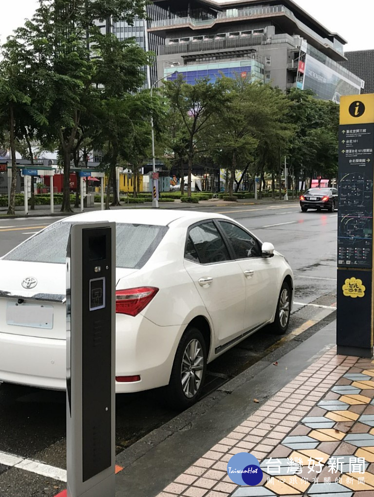 台北市停管處目前正於松智路及仁愛路等4路段之限時及卸貨特殊停車格位,試辦「路邊特殊停車格位智慧化感測管理」計畫,以提升路邊特殊停車格位管理效能,語提供更精確即時停車資訊。(圖/台北市停管處)