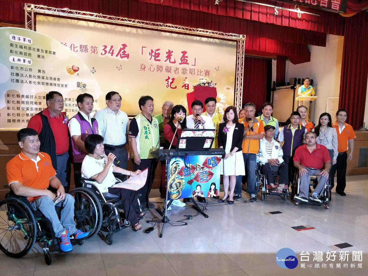 彰化市長邱建富於活動前與大家先合唱暖身。圖/記者鄧富珍攝