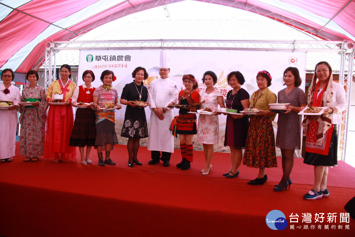 五星餐廳主廚林正國指導的異國料理上菜秀。(記者扶小萍攝)
