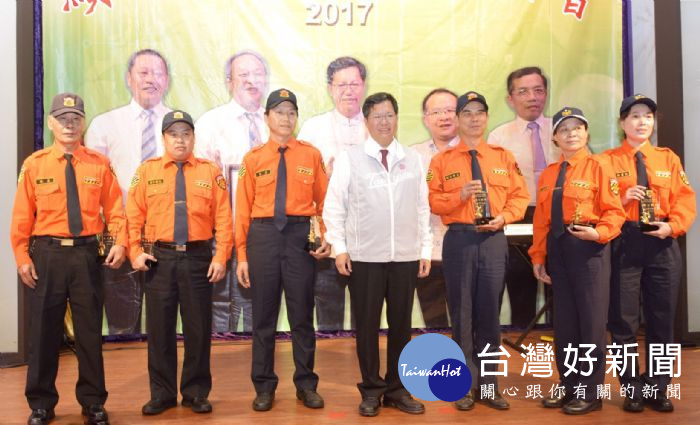 桃園市長鄭文燦前往中壢區,表揚交通義勇警察大隊。