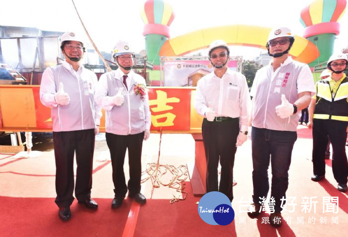 桃園市長鄭文燦,出席「平鎮國民運動中心統包工程」上梁典禮。