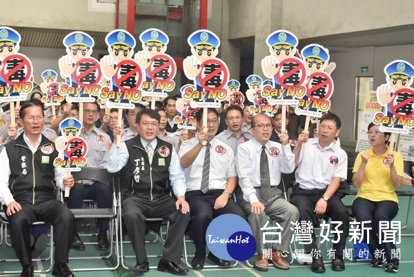 副縣長丁彥哲、檢察長鄭銘謙、局長許錫榮及雲科大副校長徐啟銘、虎科大副校長楊達立及環球科大主任教官翁嘉穗等帶領與會貴賓共同宣誓反毒。(記者陳昭宗拍攝)