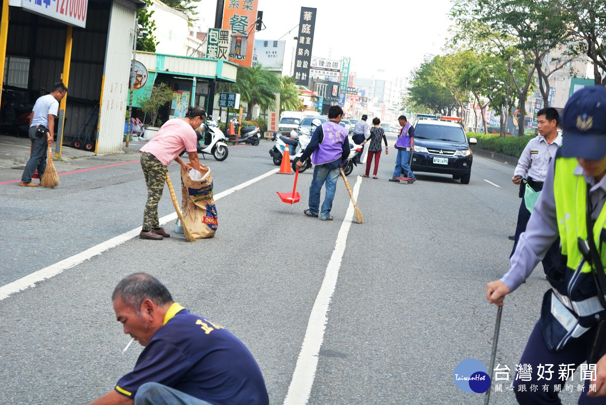 彰市金馬路10多萬支窗簾釘撒落路面 造成多輛汽機車爆胎