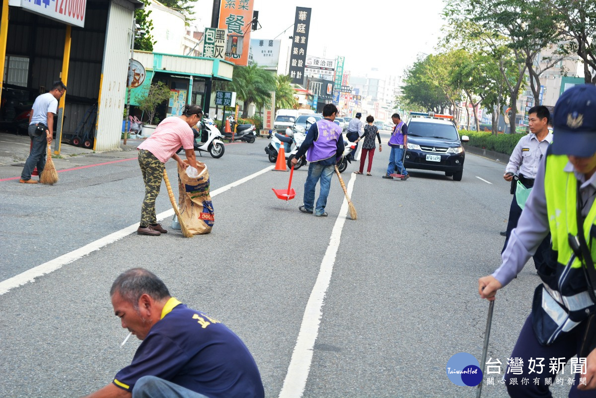 彰市金馬路10多萬支窗簾釘撒落路面　造成多輛汽機車爆胎