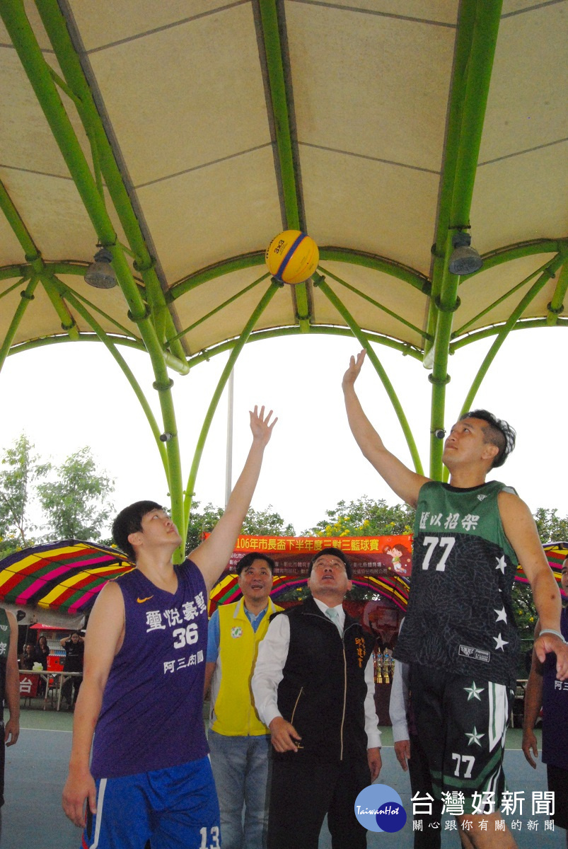 「市長盃」三對三籃球賽，由市長邱建富主持開球。