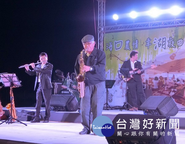縣長李進勇上台吹奏薩克斯風,以動人的樂曲陪伴鄉親度過愉快的夜晚。(記者陳昭宗拍攝)