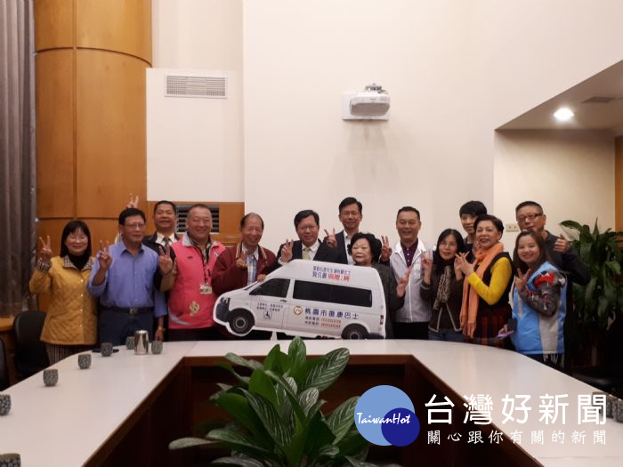 葉劉仙渡先生及謝秋順女士共同捐贈桃園市1輛復康巴士，由鄭文燦市長代表受贈。