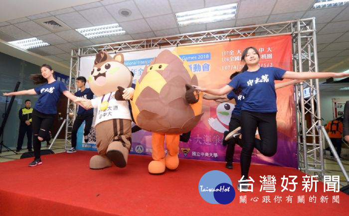 中大學生與吉祥物「活力鼠寶」和「松果人」 一同勁歌熱舞,帶動現場氣氛。