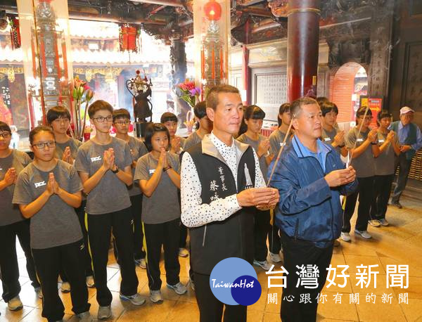 朝天宮董事長蔡咏鍀及校長林吉城帶領全體隊員,向媽祖婆獻上最誠摯的敬意。(記者陳昭宗拍攝)