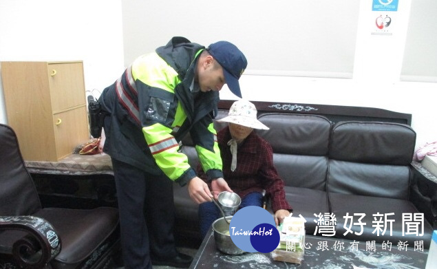 老嫗外出迷途警方協助返家,家屬對於員警的熱心服務感恩在心溢於言表,並盛讚警察真是人民的好保姆。
