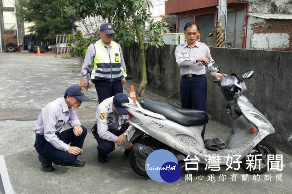 副分局長吳柏源等人檢視其機車,期能透過各種管道強力宣導民眾不要因趕時間而超速行駛。(記者陳昭宗拍攝)