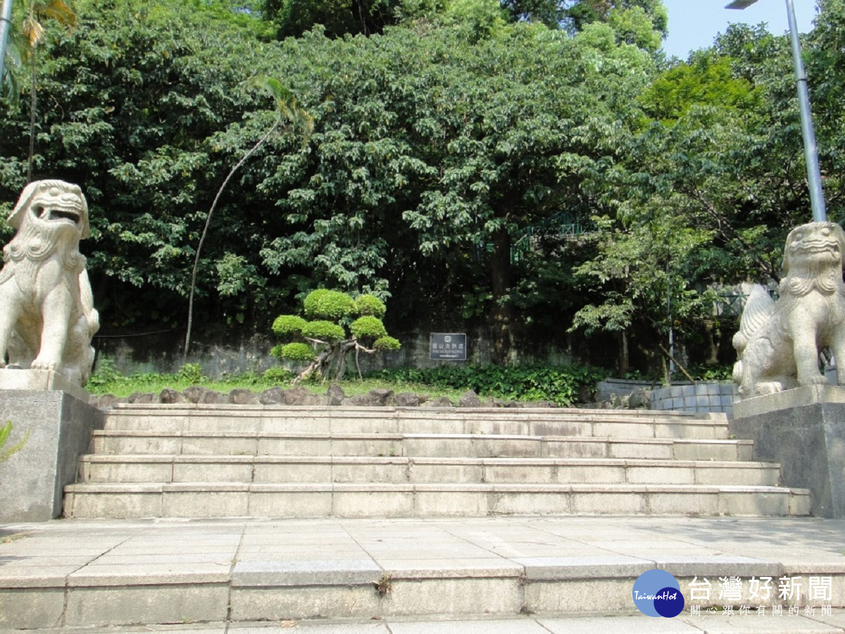 公園入口處有一對石狛犬，其造型獨特而秀麗，為日治時期獻納的「石造獅子」（圖／公園處提供）