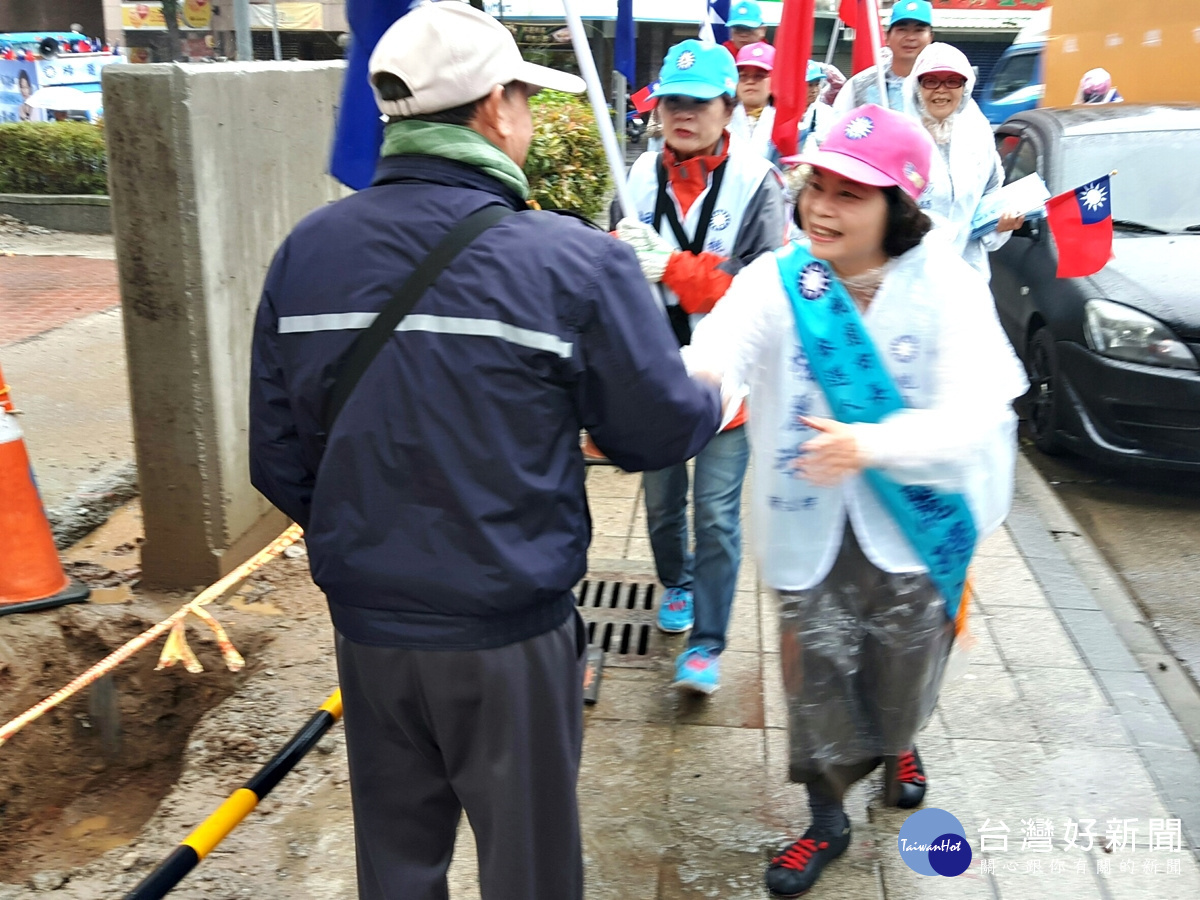 楊麗環推出我愛國旗運動 宣傳車將走遍桃市各角落