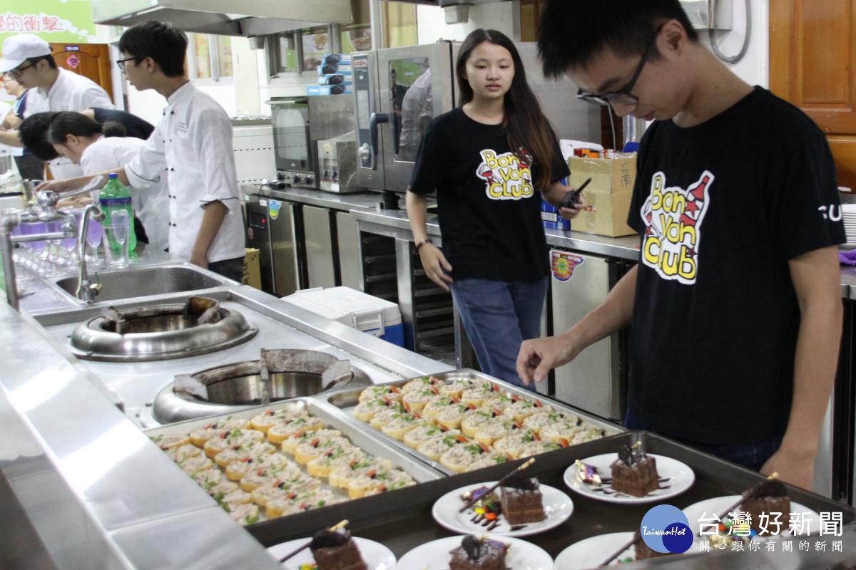 學生準備餐點供師生品嚐。