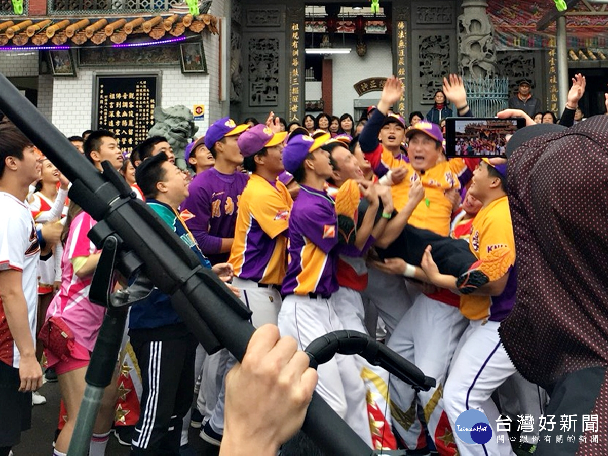 綜藝大集合聚集桃園蓮華寺 開南大學冠軍棒球隊熱情參與