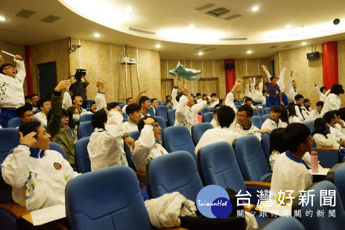 演出團隊進行有獎徵答,同學們紛紛舉手搶答,反應熱烈。