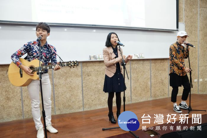 桃園客家音樂校園巡演最終站,由曾雅君率隊至龍潭高中演出。