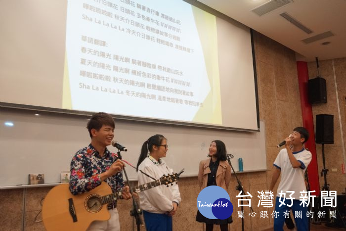 同學們參與舞臺演出團隊,以客語念出歌詞。