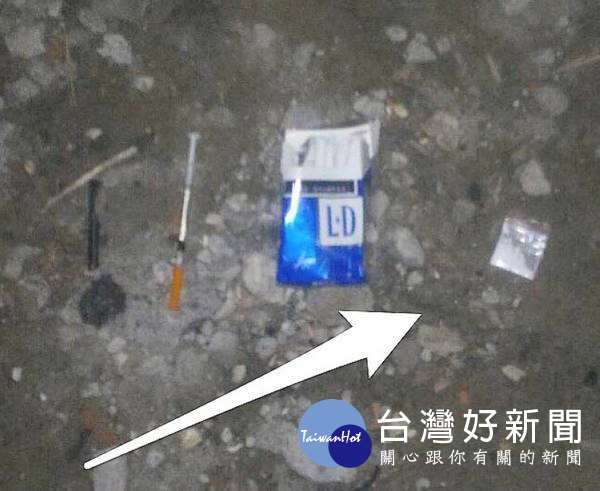 毒蟲發現警方巡邏車在後方行駛,便將1包海洛因毒品扔出車外,結果當場人贓俱獲。(記者陳昭宗拍攝)