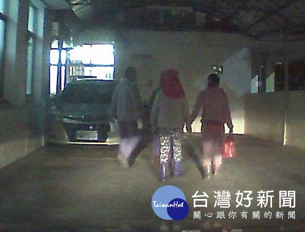 車內查獲5名失聯越籍外勞,連同司機一同帶回訊問追查,並解送移民署雲林專勤隊。(記者陳昭宗拍攝)
