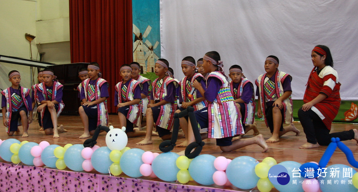 來自部落的學童表演原鄉歌謠。（記者扶小萍攝）