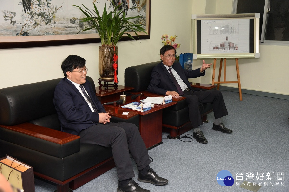 大陸重慶市長壽區委副書記兼重慶市渝台經貿文化交流中心理事左永祥一行人,拜會林縣長〈右〉。