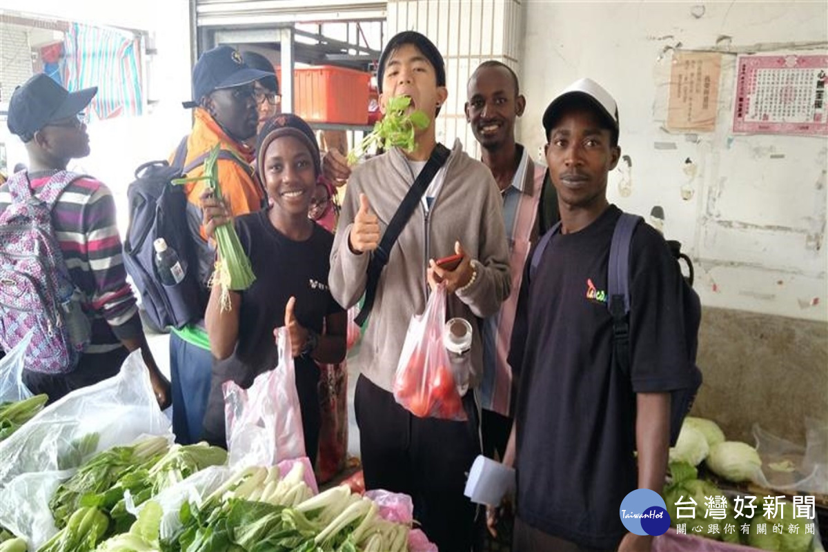 國際學生到傳統市場買菜。