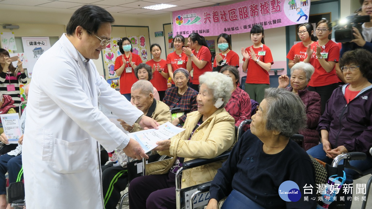 彰醫「憶延堂」今結業 失智長輩展笑顏高興說畢業了