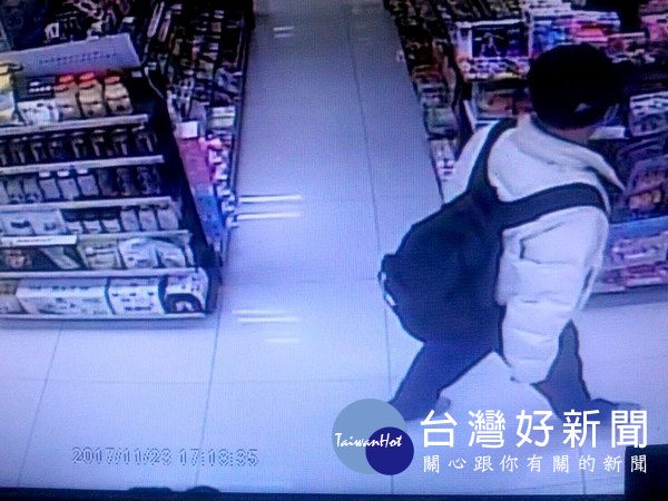 男子於超商內成功竊取數瓶洋酒及生活用品，犯案影像被監視器全都錄。（記者陳昭宗拍攝）