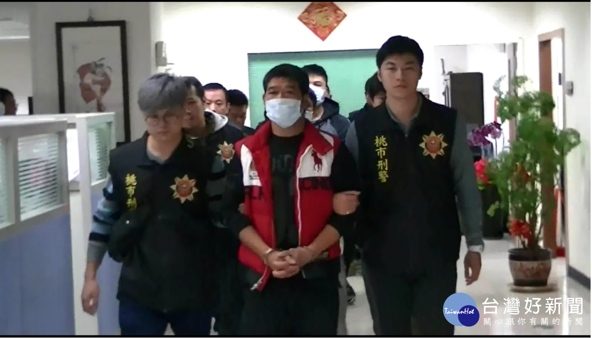 桃園市警局規劃執行「封城除暴專案三合一行動」勤務,檢肅幫派組織、查緝非法槍械、打擊毒品犯罪。