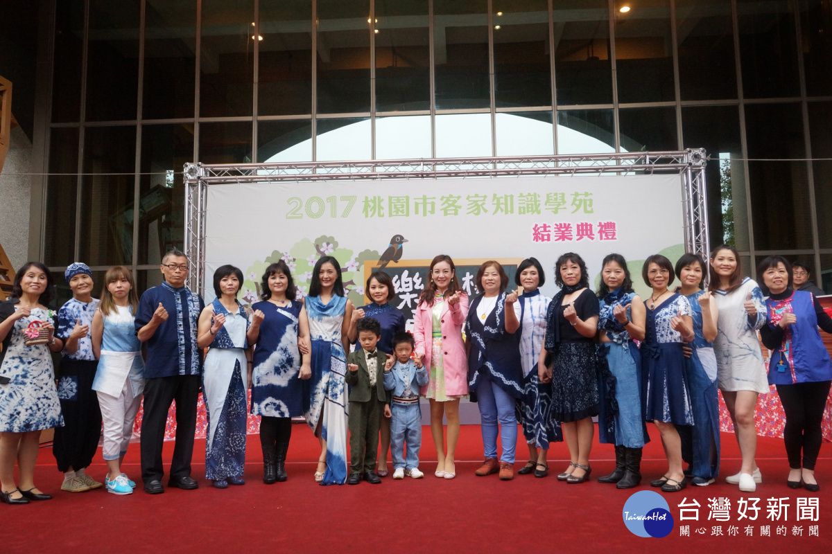 百工百業成果走秀,展現學員學習成果(藍染、藍衫、軟陶、竹編、纏花)。