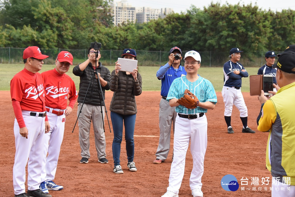 亞洲盃長青軟式棒球錦標賽開幕　藝人彭恰恰身披戰袍上場比賽