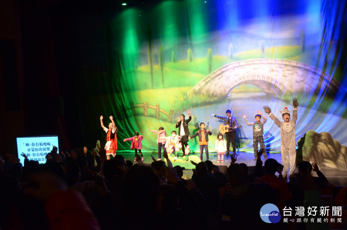 愛客樂與歡樂魔法劇團帶領現場觀眾一起跳客語版健康操。