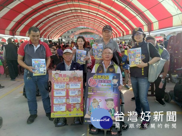 北港警方除投入交通安全疏導及維護,亦於現場進行犯罪預防宣導,確保活動順利進行。(記者陳昭宗拍攝)