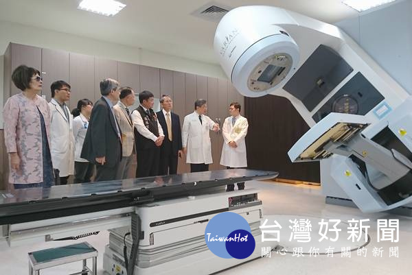 吳錫金院長帶領與會貴賓前往放射腫瘤中心參觀雲林海線第一台「直線加速器」,嘉惠海線鄉親可以就近安心治療。(記者陳昭宗拍攝)