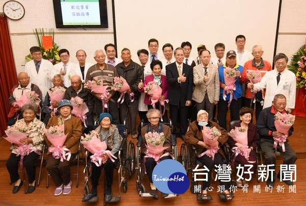 院慶現場請來16位千歲人瑞貴賓,他們都是媽祖醫院的長青患者,持續接受定期回診及復建等相關照護,每個人都精神奕奕。(記者陳昭宗拍攝)