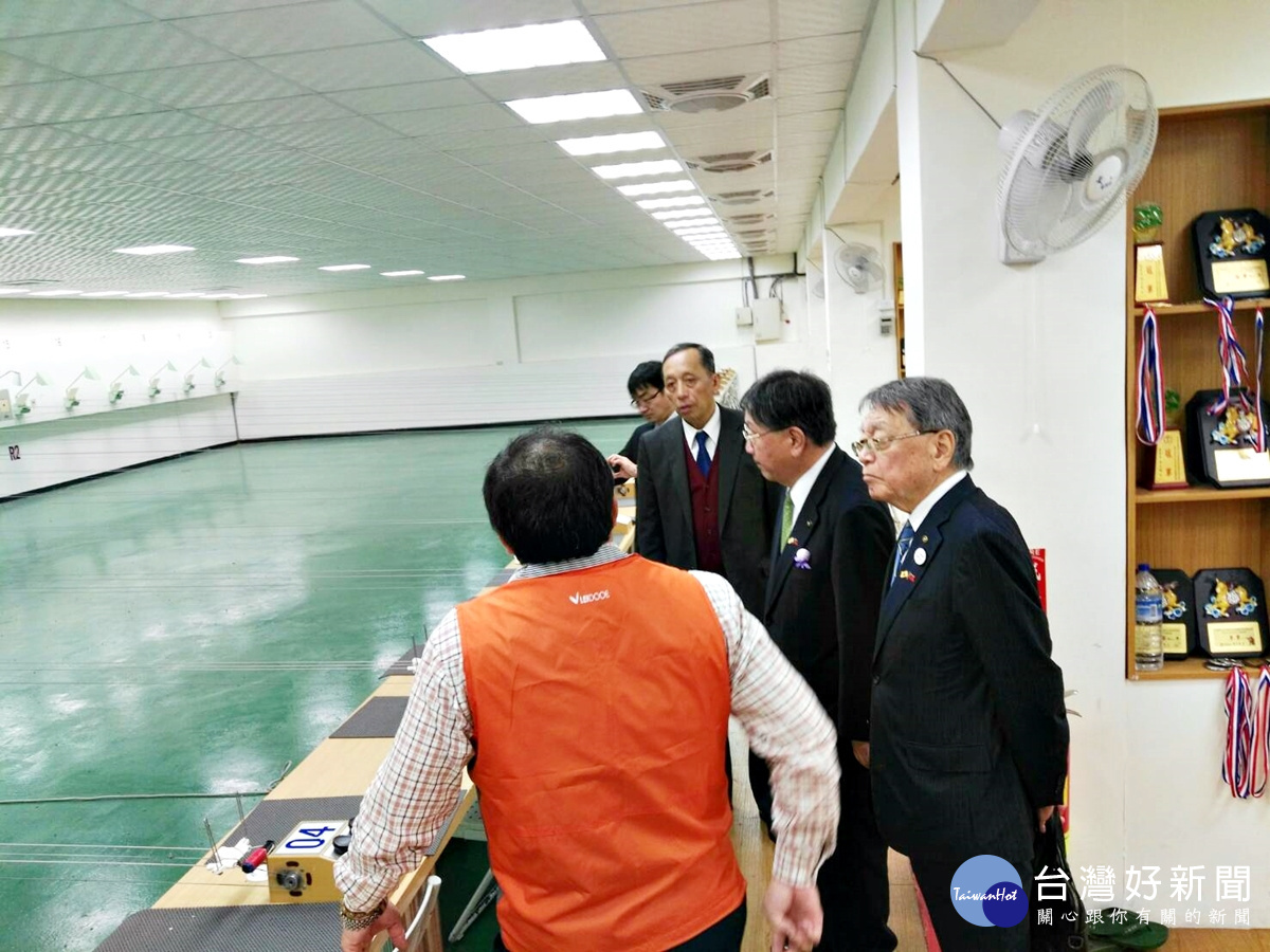 成功工商校長鄒紹騰與全校師生熱烈歡迎來訪的貴賓並帶領一行人參觀校內實習工廠及教學設施,獲得貴賓們一致的讚賞