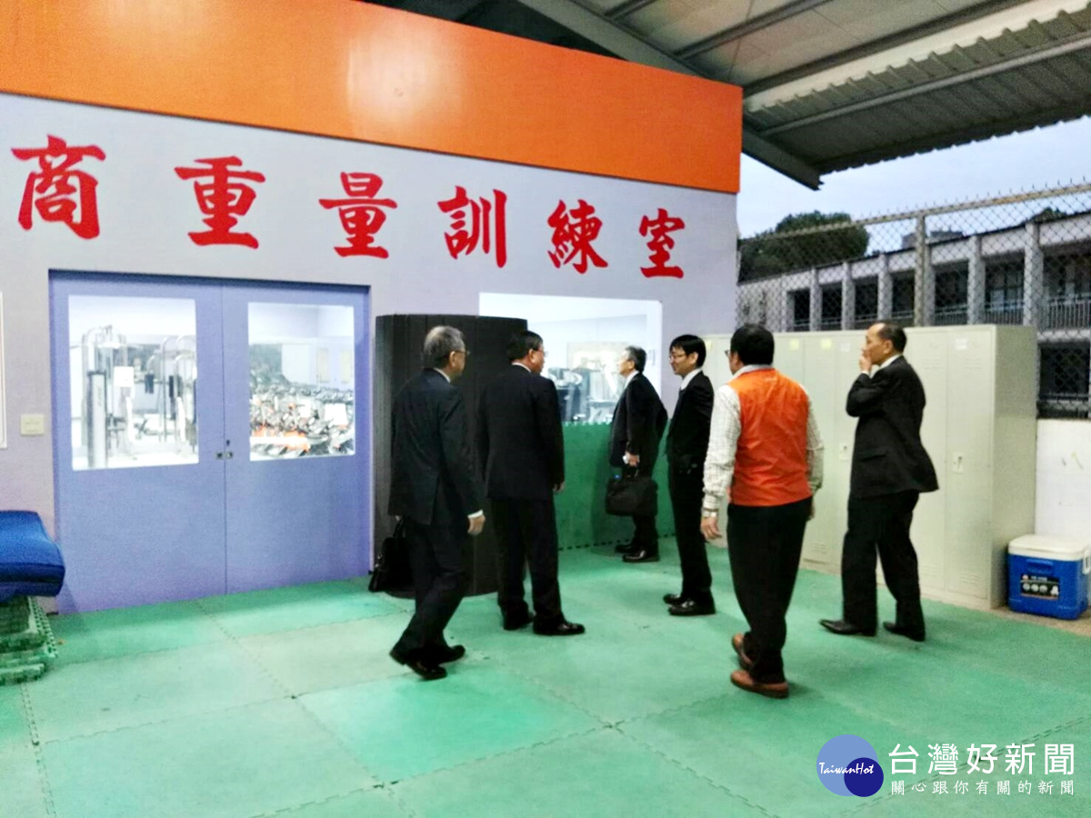 成功工商校長鄒紹騰與全校師生熱烈歡迎來訪的貴賓並帶領一行人參觀校內實習工廠及教學設施,獲得貴賓們一致的讚賞