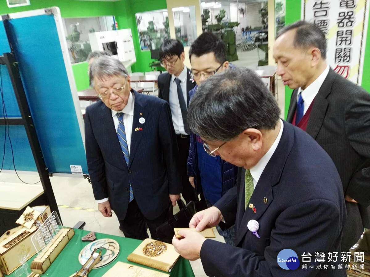 成功工商校長鄒紹騰與全校師生熱烈歡迎來訪的貴賓並帶領一行人參觀校內實習工廠及教學設施,獲得貴賓們一致的讚賞