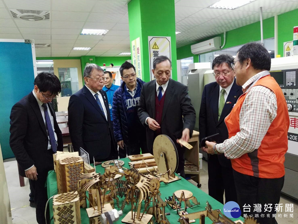 成功工商校長鄒紹騰與全校師生熱烈歡迎來訪的貴賓並帶領一行人參觀校內實習工廠及教學設施,獲得貴賓們一致的讚賞