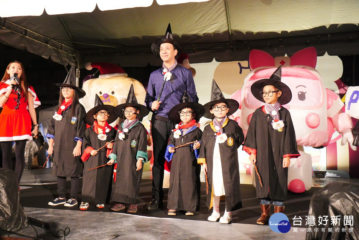 市長朱立倫扮演魔法師施展魔法點亮,現場民眾看到燈光秀驚呼連連。(圖/記者黃村杉攝)