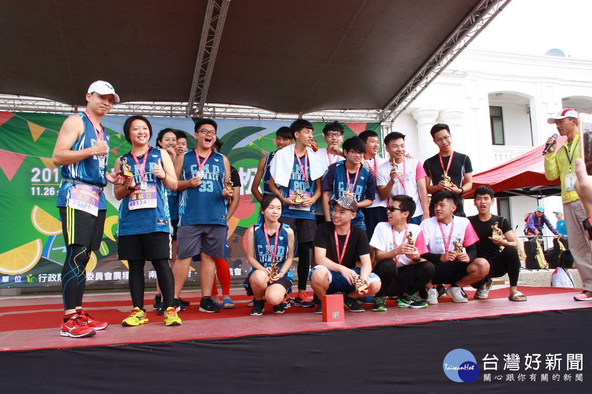 南投高中18位三年級同學參加初半馬達陣非常興奮。(記者扶小萍攝)