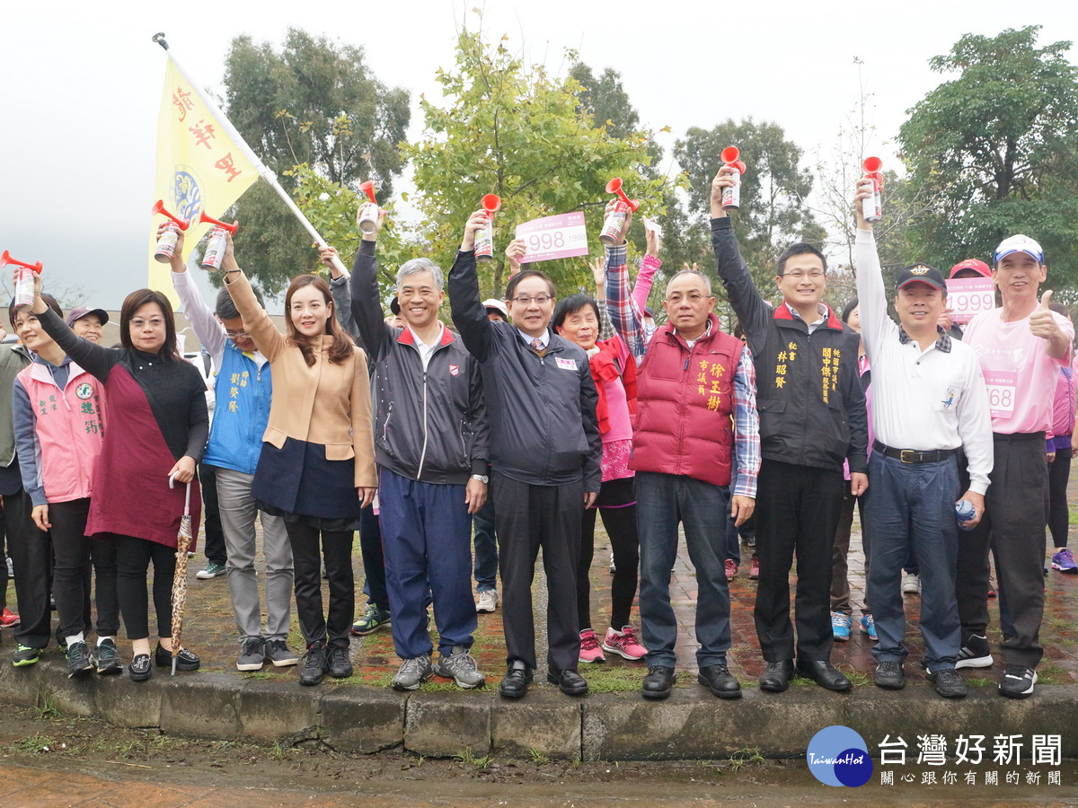 在與會貴賓鳴笛聲中，「2017浪漫臺三線‧桃園樂活節」內山浪漫路跑活動開跑。