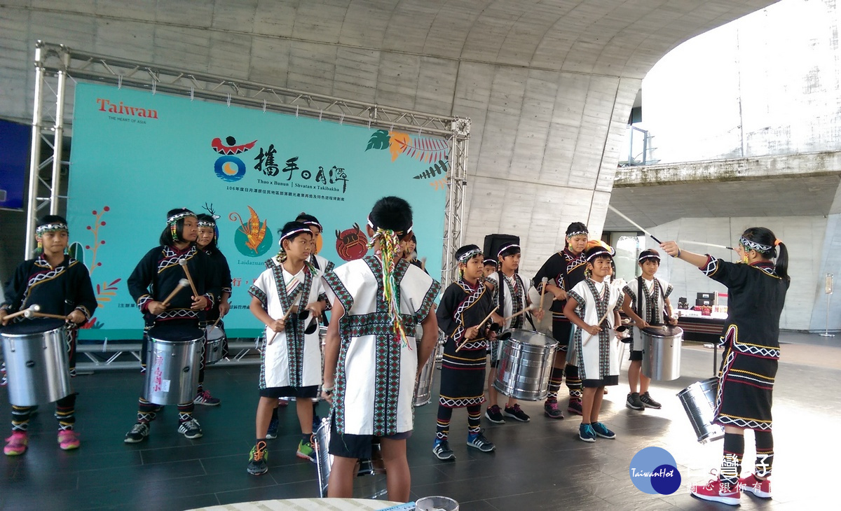 潭南國小學童的森巴鼓演出。〈記者吳素珍攝〉