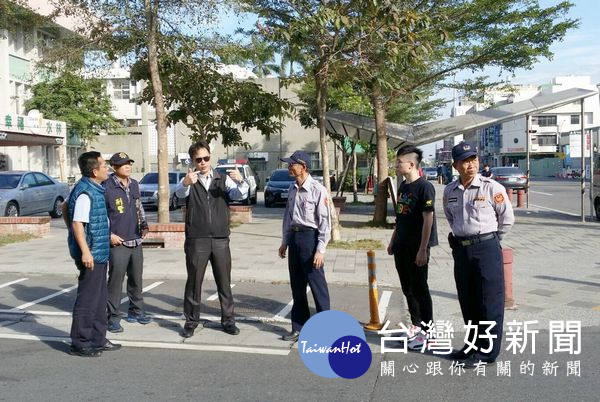 分局長李憲蒼第一時間到場勘查，指示加強肇事路段及周邊道路規劃勤務。（記者陳昭宗拍攝）