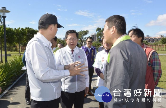 桃園市長鄭文燦前往八德區,視察楓樹腳公園設施改善及周邊綠美化事宜。